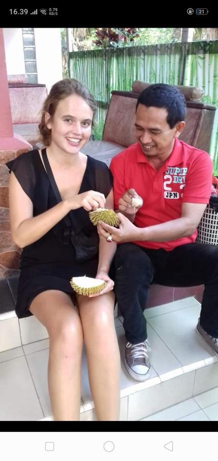 Апартаменты Belitung Backpacker Танджунгпандан Экстерьер фото
