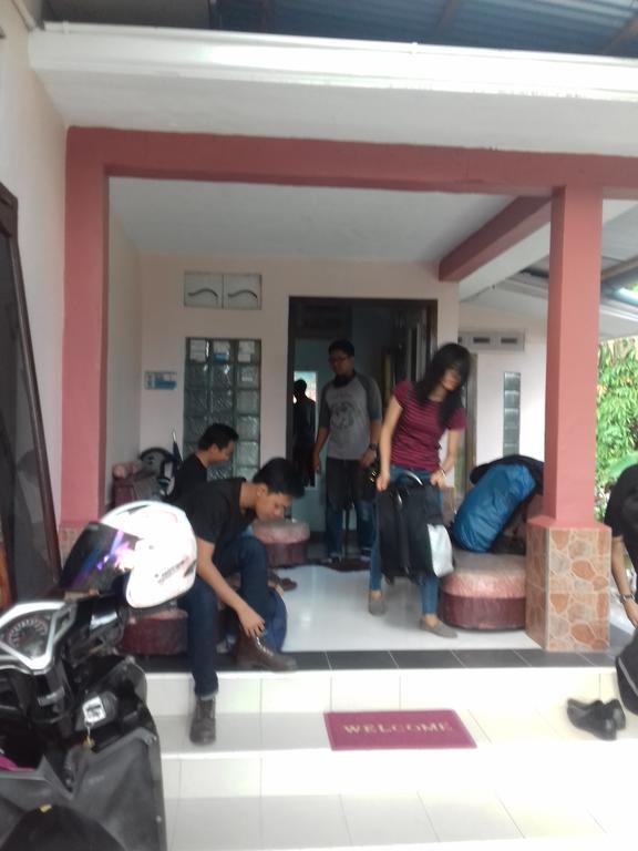 Апартаменты Belitung Backpacker Танджунгпандан Экстерьер фото
